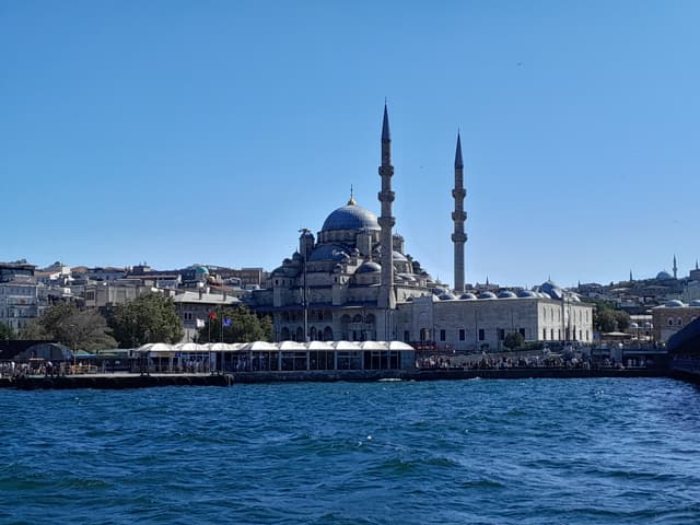 La Mezquita Nueva con sus dos minaretes en el paseo marítimo de Eminönü, en Estambul, vista desde el agua